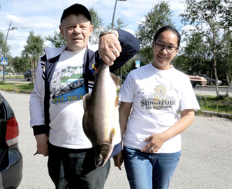 Sverre Somby og Marie Bellia fikk denne stillehavskrabaten i garnet i Kárášjohka. – Det er en stund siden sist, forteller Somby.
 Foto: Stein Torger Svala