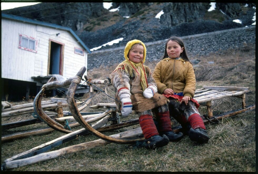 Kvaløya i Finnmark/Fála. Avbildet personer: Inga Karen Anne M. Sara, Marit Kirsten Sara Triumf (Fotograf: Koji TSUDA. Arkivverket/Samisk arkiv).