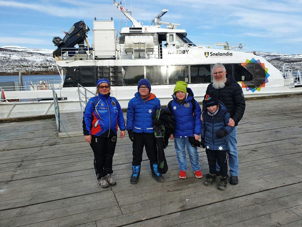 De er for­nøy­de med at det er etab­lert en båt­ru­te mel­lom Tor­hop og Smal­fjord et­ter jord­ra­set søn­dag. Fra venst­re: Ma­rit Jør­gen­sen fra Tor­hop, Jonathan Der­vo (11), Bo­na­kas, Marits sønn Pie­ra Lil­le (11), Jan Os­kar Der­vo og Simon Der­vo (8), beg­ge Bo­na­kas.
 Foto: Tom Hardy