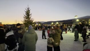 Julegrana tennes på Lakselv torg