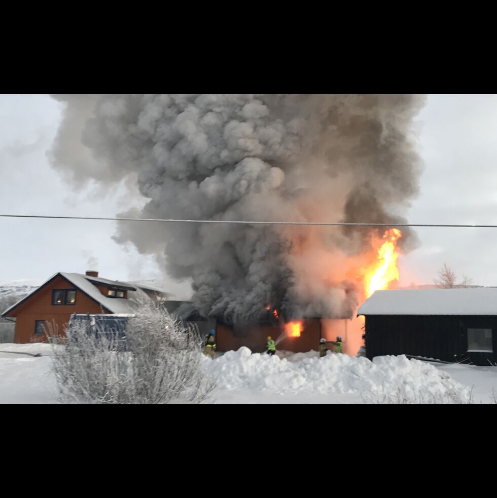 Politiet har foreløpig ikke avdekket årsaken til brannen i Laksnes i Tanadalen, der etter all sannsynlighet to hunder ble tatt av flammene.
 Foto: Politiet
