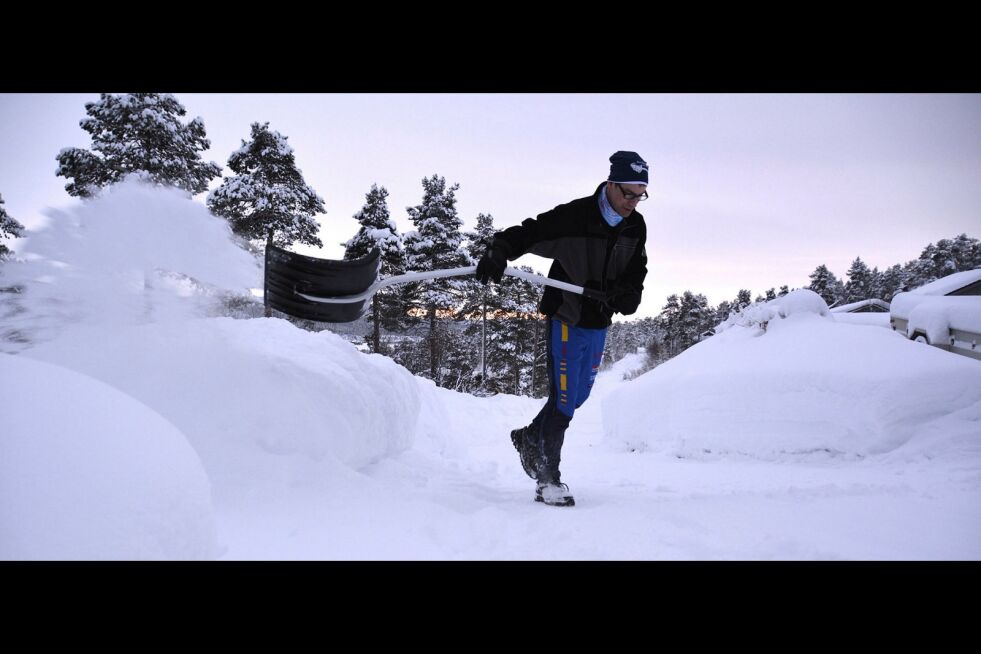 Dan Roger Guttorm viser de ulike  skiteknikkene han bruker mens han måker.  Alle foto: Elin Margrethe Wersland