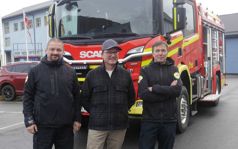 De er glade og lettet over at ny brannbil endelig er på plass i Nordkapp. Fra venstre leder for forebyggende avdeling, Alex Eliassen, ordfører Jan Olsen og brannsjef Per Ivar Pettersen.
 Foto: Geir Johansen