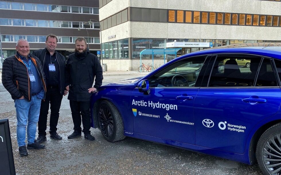 Næringsutvikler i Berlevåg kommune, Kjell Richardsen (fra venstre), ordfører i Berlevåg, Rolf Laupstad, og Jørn Uno Mikkelsen i Varanger Kraft er klare for å vise frem Toyota sin hydrogenutgave.
FOTO: PRIVAT