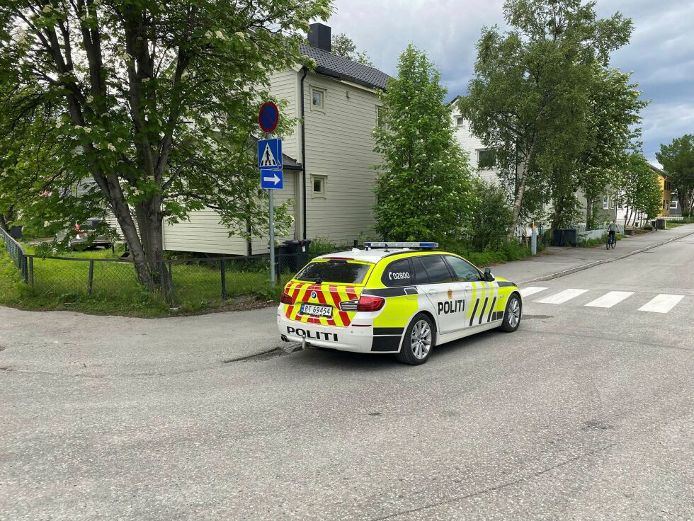 Tirsdag ettermiddag, klokka 16.00, ble det et sammenstøt mellom to ungdommer på én sykkel og en varebil i krysset Kirkegårdsveien-Parkveien ved Kirkenes skole.
 Foto: Hallgeir Henriksen