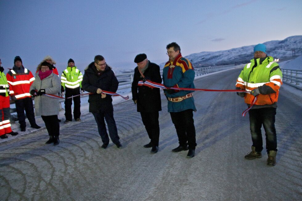 Knut Inge Store og regionvegsjef Torbjørn Naimak klippet snora over veien ved den nye brua i Nyelv.
 Foto: Statens vegvesen