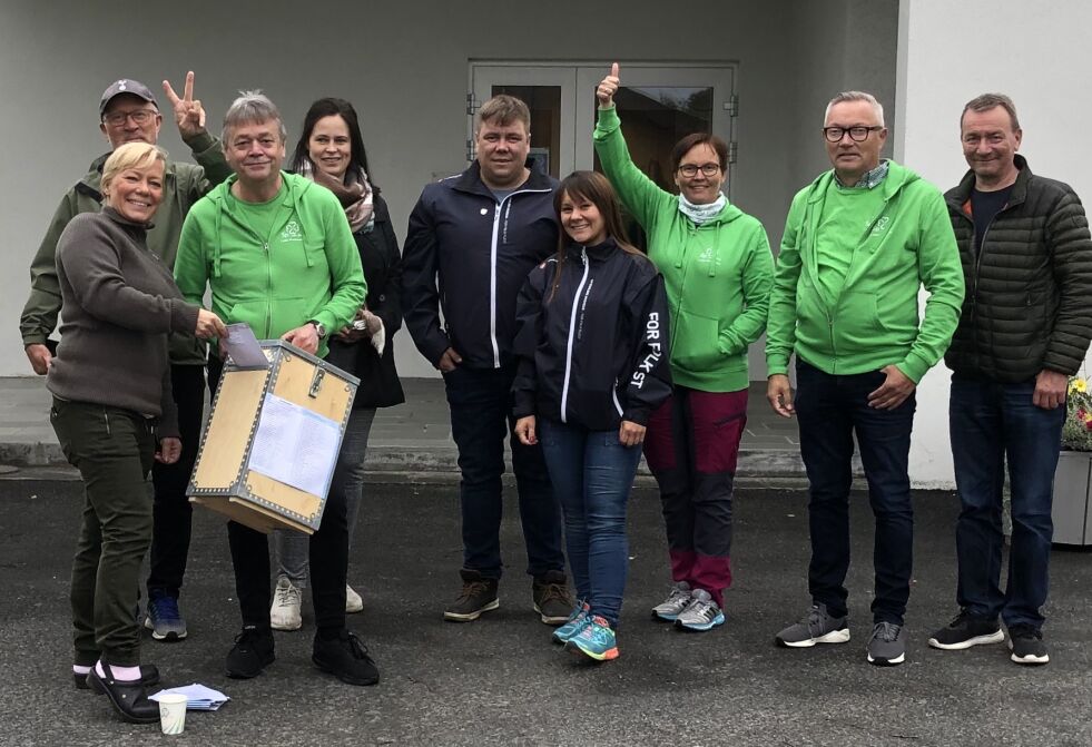 Opposisjonspartiene  i Tana ønsker både å vinne valget og at Tana skal få den høyeste valgoppslutningen. Fra venstre Ellen Kristina Saba (H), Børre St. Børresen (V), Fred Johnsen (Sp), Morten Blien (Frp), Heidi M.Siri Dervo (Frp), Nancy Porsanger (Sp), Jon E. Balto (Sp), og Odd Erik Solbakk (Samelista).
 Foto: Privat