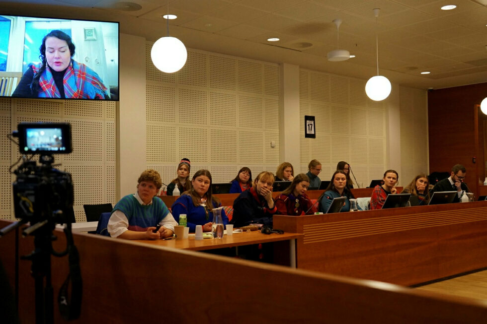 Et alvorstynget publikum i Borgarting lagmannsrett følger spent med på vitneforklaringen til sametingspresident Silje Karine Muotka.
 Foto: Tone H H Bull-Kjølaas