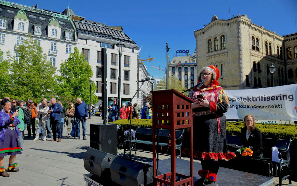En tydelig berørt, men kampklar Ellinor Guttorm Utsi var til stede under markeringen utenfor Stortinget, sammen med organisasjonen Motvind Norge og en rekke andre aktører som kan bli rammet av stortingsvedtaket om elektrifisering av Melkøya.
 Foto: Sunniva Katrine Bornøy