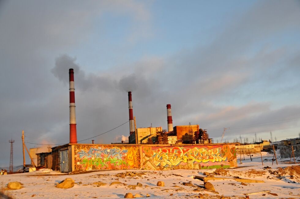 Gunstige vindretninger har gjort at Øst-Finnmark så langt i år har merket mindre til forurensinga fra gruvebyene rett over grensa i Russland. Her ser vi pipene på smelteverket i Nikel.
 Foto: Hallgeir Henriksen