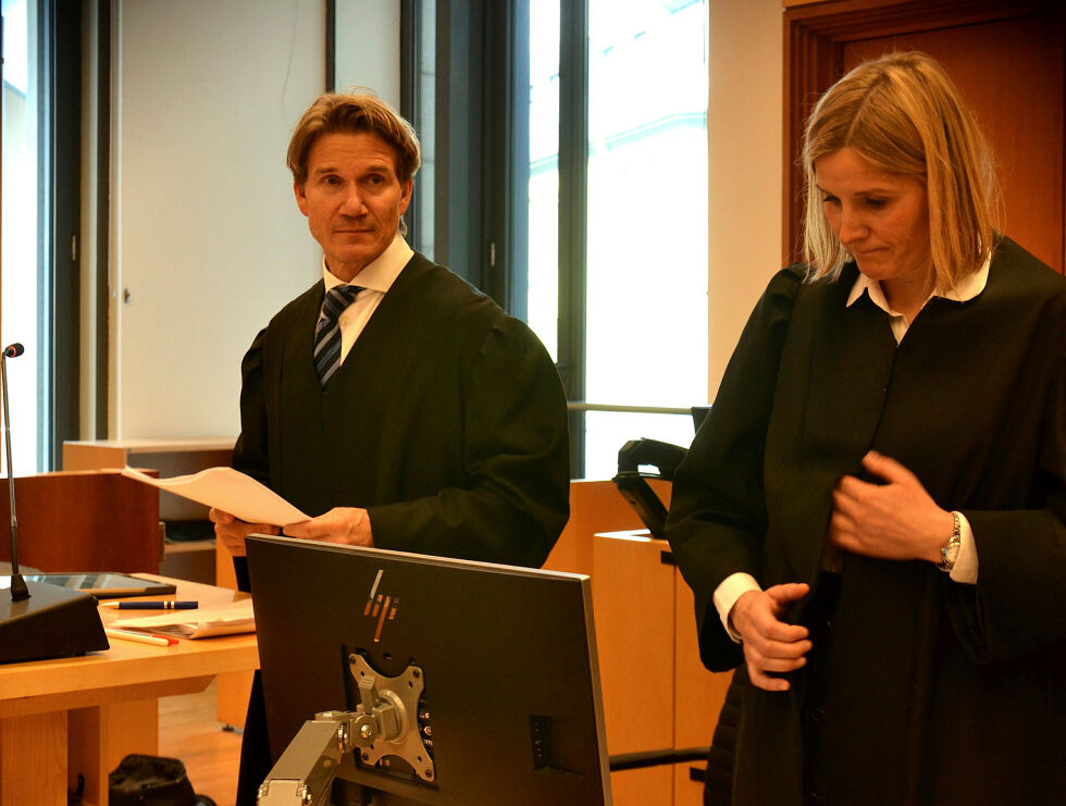 Advokat Anders Blakstvedt hos regjeringsadvokaten etter å ha holdt sitt innledningsforedrag. Til høyre rettslig medhjelper Karen Mellingen.
 Foto: Sunniva Katrine Bornøy