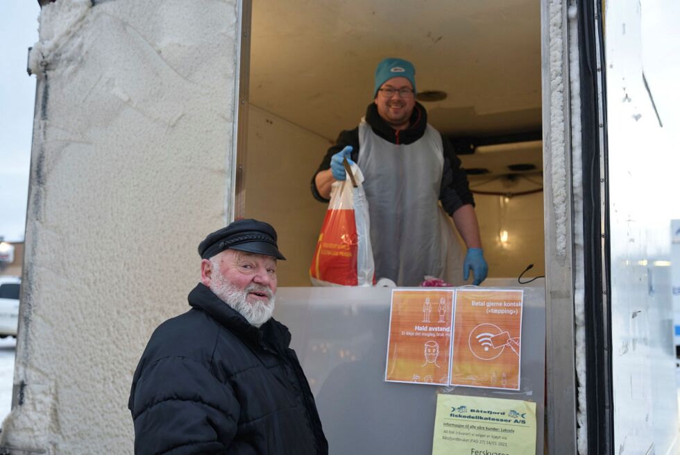 Victor Pe­der­sen sik­ret seg en pose med fersk fisk og møl­je på fredag, på tor­get i Laks­elv.
 Foto: Kristin Humstad