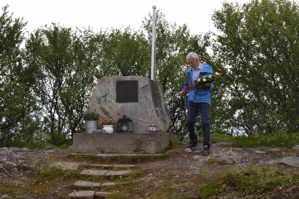 Lederen for Sør-Varanger historielag, Knut Kristoffersen, la ned krans på monumentet.
 Foto: Birgitte Wisur Olsen