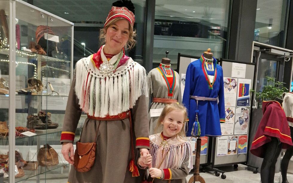 Renate Josefsen forteller om sin samiske bakgrunn. Her står hun sammen med sin datter, Olea Serine på 5 år.
 Foto: Privat