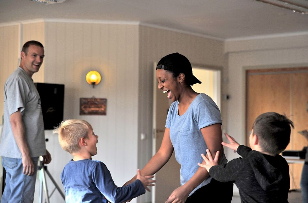 – Vi tror at Gud elsker mennesker i Norge, og vi ønsker å være et uttrykk for det, sier Mahlet Mazengia. Her sammen med B-boy CHRIST (til venstre), og tanabarna Simon og Mihkku Ballovarra.
 Foto: Karsten Ugelvik