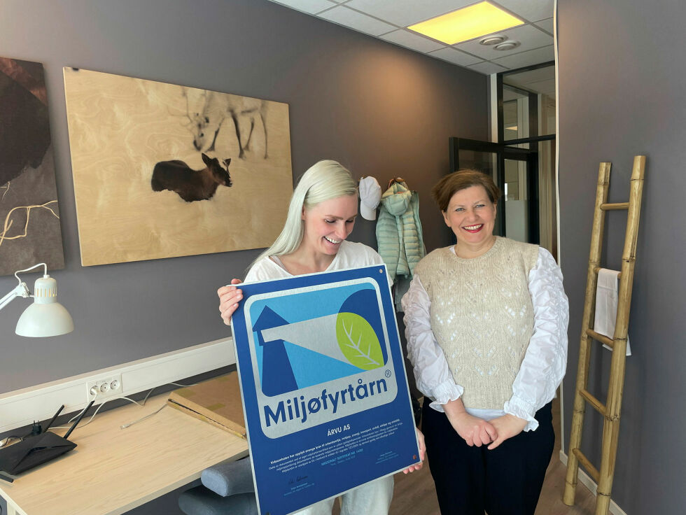 Karine Kimo Pedersen i Árvu får det synlige beviset på at bedriften hennes har blitt miljøfyrtårn, av ordfører Helga Pedersen.
 Foto: Birgitte Wisur Olsen