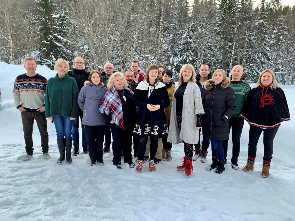 Nordkalottfolket slår alarm på vegne av de aller minste bedriftene. Bildet er fra landsmøtet tidligere i år. Landstyret består av Oddvar Kaaby, May Kristin Knutsen, Kjetil Romsdal, Kjellrun Wilhelmsen, Roar Olsen, Bror Ivar Samuelsen, Maylen Berg og Toril Bakken Kåven. Sistnevnte, i midten fremst, er leder. Foto: Nordkalottfolket