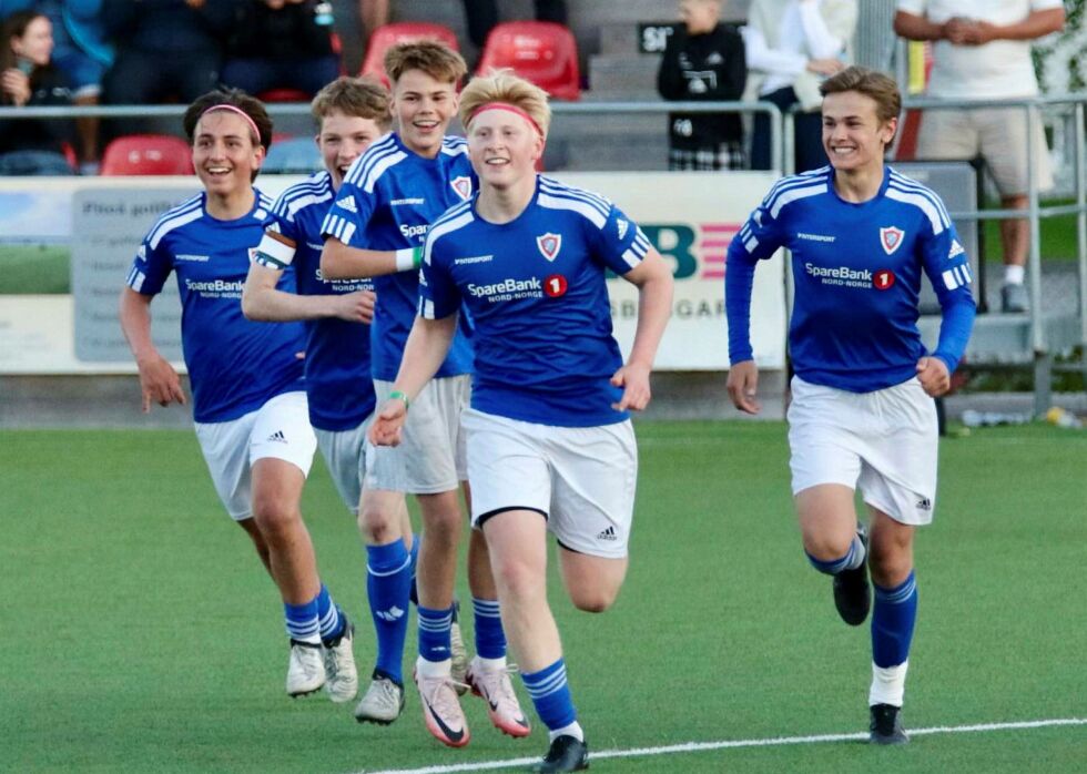 Så glad blir man når laget scorer mål. KIF-guttene hadde mye å feire i løpet av tre dager med turnering i den nordsvenske byen.
 Foto: KIF