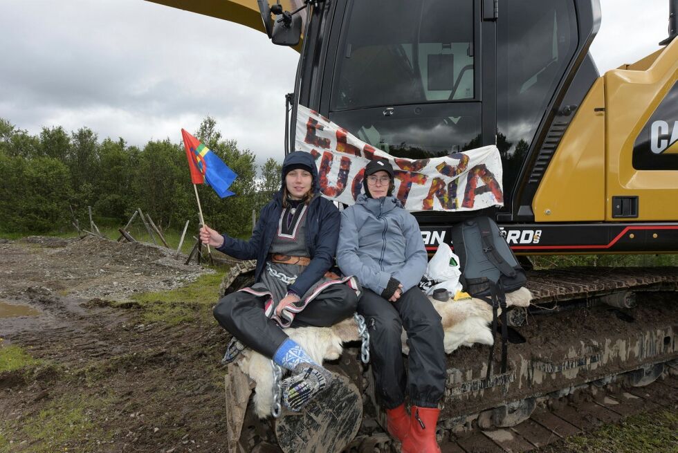 Ella Marie Hætta Isaksen og Sara Andersen Vågenes lenket seg fast mot Nussir. Nå kan de og andre motstandere notere en delseier. Foto: Lars Birger Persen