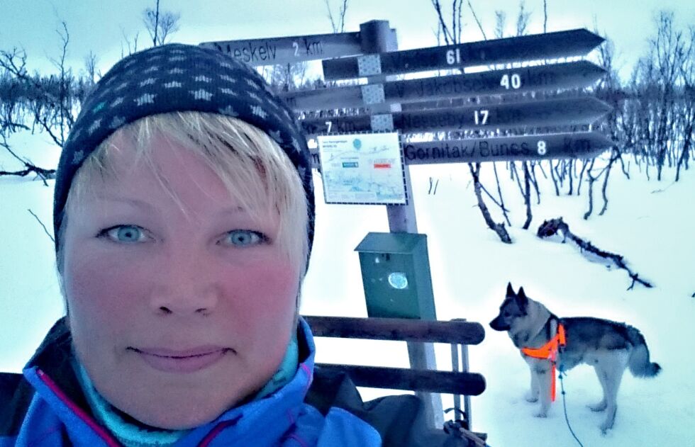 Lena M. Kristiansen, som er en av de heldige vinnerne av premiene fra Tana-Varangerløypa skilag, har mange rosende ord om de frivillige som sørger for gode skiforhold.
 Foto: Privat
