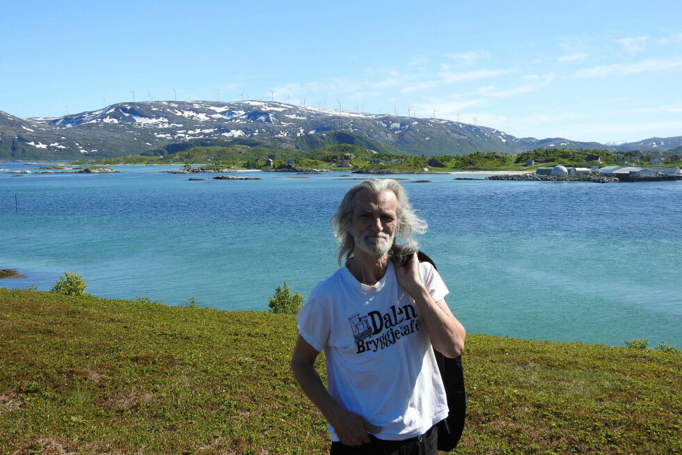 Jon-Arne hausten 2020 foran eit av dei naturinngrepa han kjempa mot, vindkraftanlegget på Kvitfjell/Raudfjell på Kvaløya i Tromsø kommune.
 Foto: Svein Lund