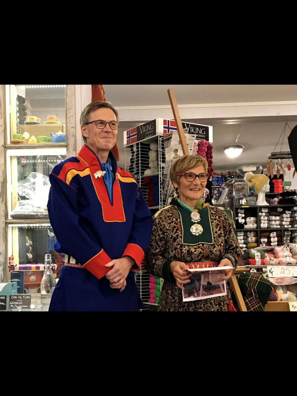 Ánne-Bergitte Henriksen stiller for første gang ut sine bilder. Her er hun sammen med mannen, Finn Arne Selfors, på utstillingsåpningen på «Hjerterom».
 Foto: Áike Niillas Peder Selfors