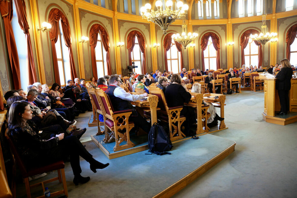 Der fornorskningslover ble til skal sannhetsrapporten offentliggjøres. Her, i den ærverdige lagtingssalen på Stortinget skal overleveringen av det historiske dokumentet foregå. Fram til 2009 foregikk den todelte lovbehandlingen i lagtinget og odelstinget (nå er det et system hvor fagkomiteer forbereder sakene). Bildet er fra et felles seminar for sametings- og stortingspolitikere 1. mars 2018, hvor tema var urfolk i Grunnloven, som nylig ble vedtatt. Første gang sameandelen i denne salen var opp mot 100 prosent, var i september 2015, da Sametinget holdt plenumsmøte her.
Foto: Steinar Solaas
