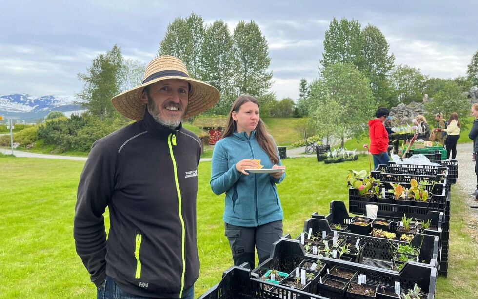 Martin Hajman forteller om hvordan man kunne drepe ulv ved hjelp av giftig planter.
 Foto: Elin Wersland
