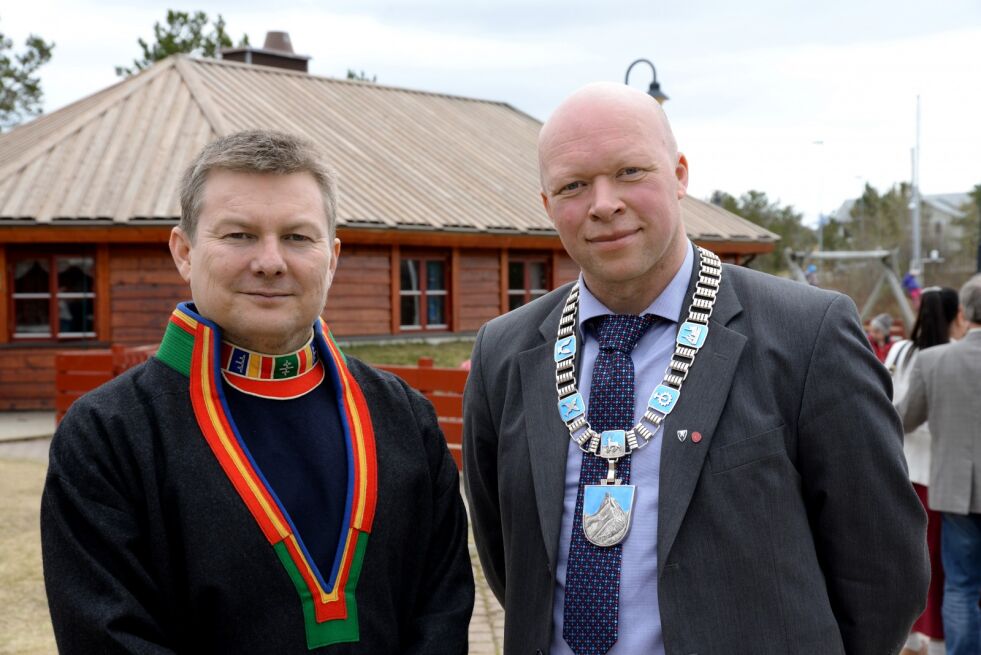 Árran-direktør Lars Magne Andreassen vil at de samiske institusjonene må skaffe seg kompetanse til å takle nye avsløringer. Her er han sammen med ordfører i Tysfjord, Tor Asger Johansen.
 Foto: Steinar Solaas