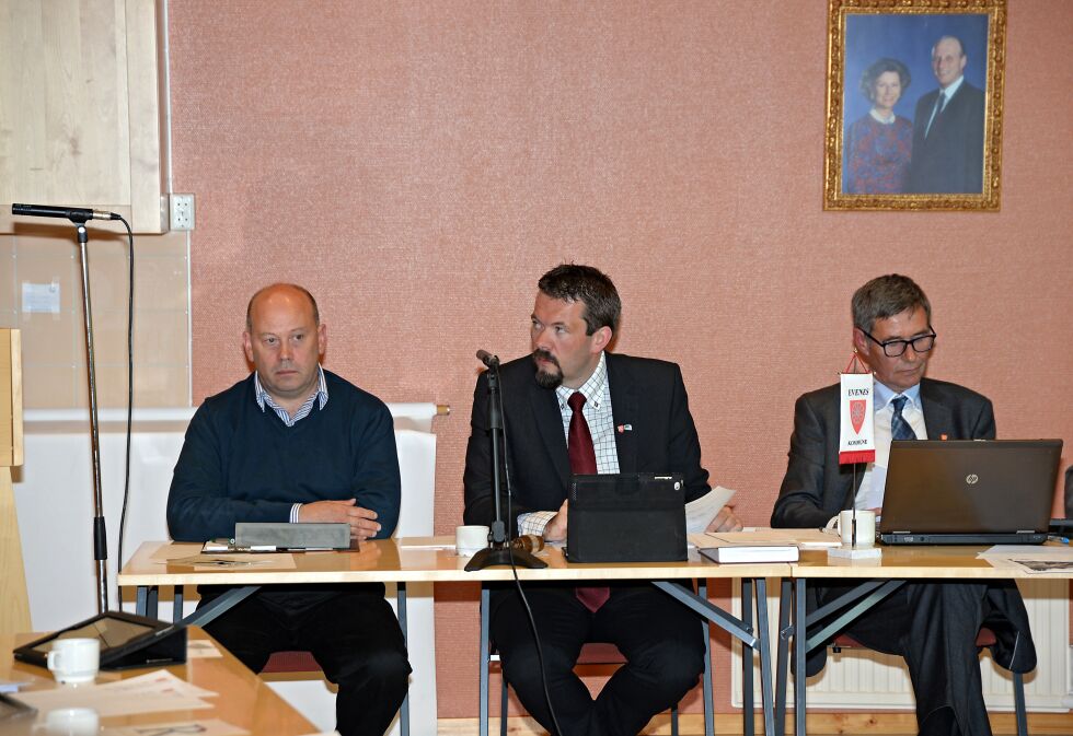 Svein Nilsen (S) til venstre var klar til å søke om permisjon fra arbeidsgiver for fire år da han fikk kontrabeskjed. Svein Erik Kristiansen (H) fortsetter dermed som ordfører. Til høyre rådmann Steinar Sørensen.
 Foto: Steinar Solaas