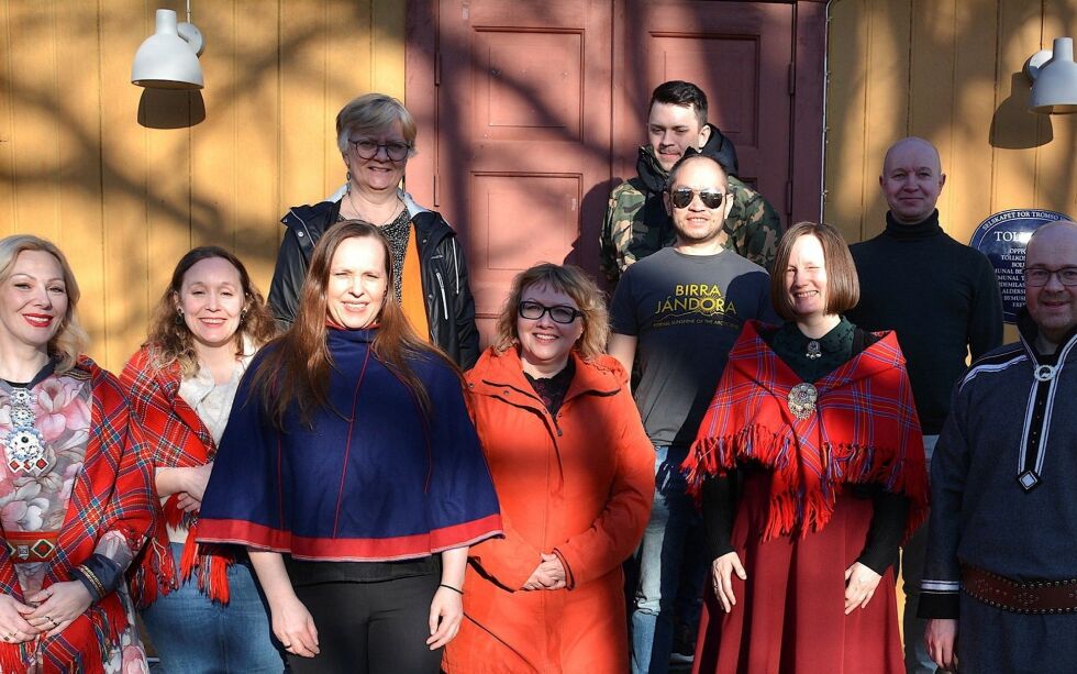 Gái­si Sámi Jienat i vårsola på Skansen.
 Foto: Elin Wersland