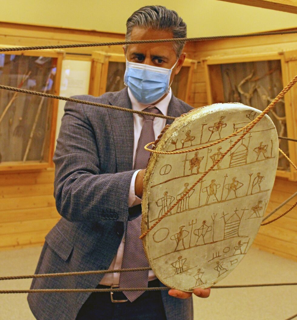 Kulturminister Abid Raja på besøk på museet De Samiske Samlinger/Sámiid Vuorká-Dávvirat i Karasjok. Kulturministeren ser nærmere på kopien av tromma etter den trolldoms-anklagede og drepte noaiden Anders Poulsen. Abid Raja fikk dessuten også sett den originale tromma etter Poulsen, som oppbevares i museets magasiner av konserveringshensyn.
 Foto: Elise Embla Scheele