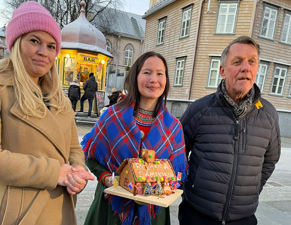 Sametingsråd Maja Kristine Jåma (NSR), flankert av fylkesrådsleder Kristina Torbergsen (Ap) og ordfører Gunnar Wilhelmsen (Ap), med et pepperkakehus som de fikk i anledningen.
Foto: Elin Wersland