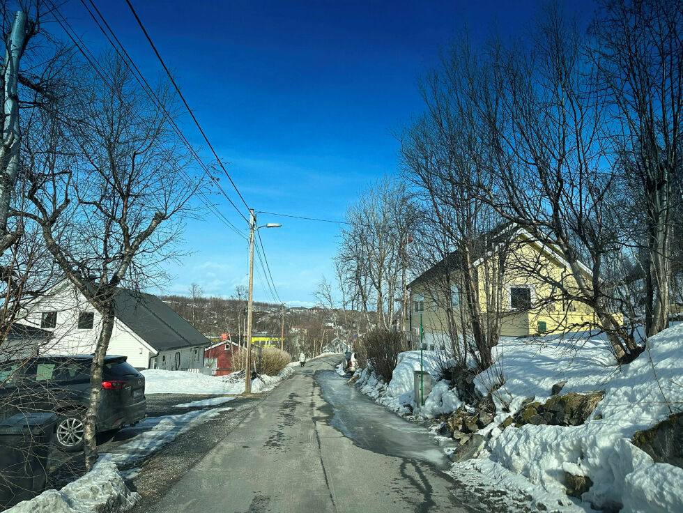 Issvullen ble fjerna fra gata, men friskt vann fra fjellet fryser nå til is i deler av Kristen Nygaards gate i Kirkenes.
 Foto: Hallgeir Henriksen