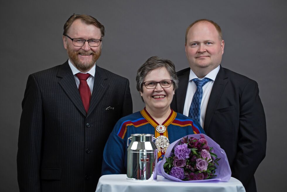 Ulf Trygve Ballo, Else Margrethe Ballo og sønnen Trygve Ballo mottok hedersprisen «Mjølkespannet» for å ha levert elitemelk i over 25 år uten en eneste glipp.
 Foto: Tine