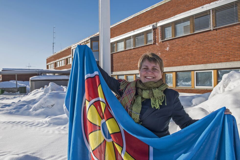 Porsanger-ordfører Aina Borch (AP) sier kommunen kommer til å flagge med kvenflagget i sine flaggstenger fredag.
Foto: Marius Thorsen