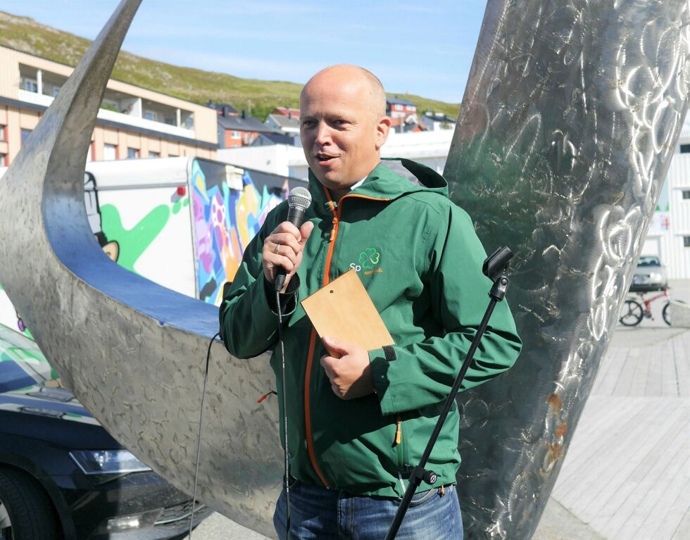 – Jeg gleder meg stort til skilsmissen mellom Troms og Finnmark etter at vi har vunnet det kommende stortingsvalget, sa Trygve Slagsvold Vedum da han talte på torget i Honningsvåg mandag.
 Foto: Geir Johansen
