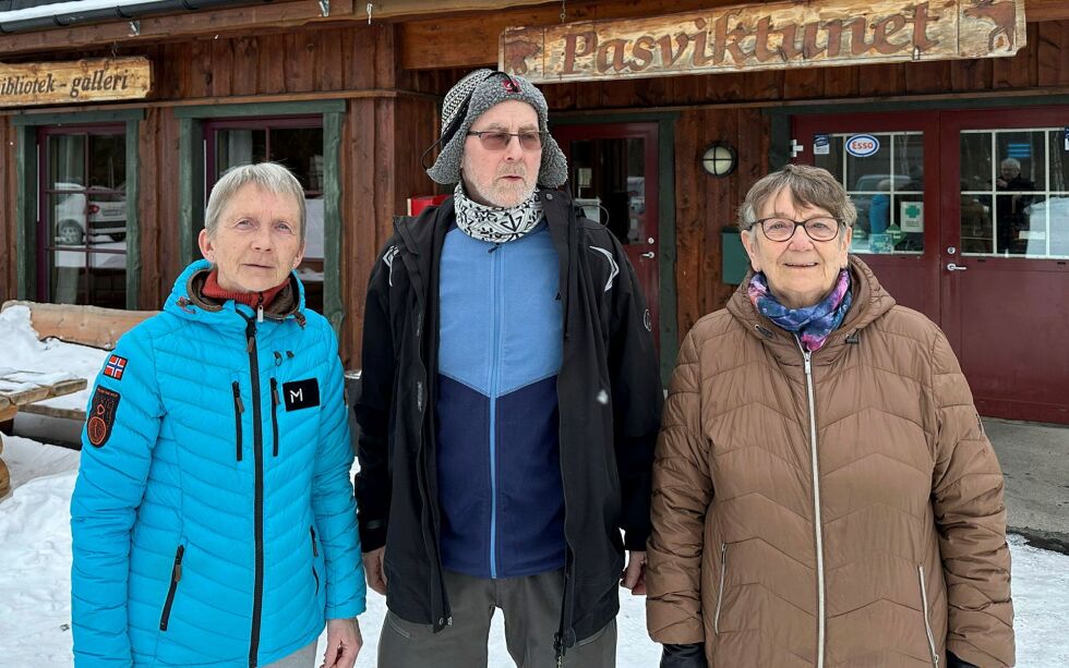 Pasvikdalen pensjonistforening, her med leder Sissel Jensen, Odd Bjørnar Johansen og Jorunn Kalliainen, savner den tryggheten et heldøgns omsorgstilbud, med base på Pasviktunet, vil kunne gi eldre og gamle i Pasvik.
 Foto: Hallgeir Henriksen