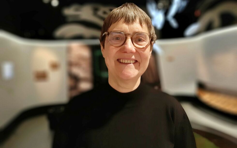 I et inter­vju med Sá­gat for­tel­ler pro­fes­sor Inger Storli om bok­en «Frag­men­ter av Nord-Nor­ges fortid».
 Foto: Norges arktiske universitetsmuseum