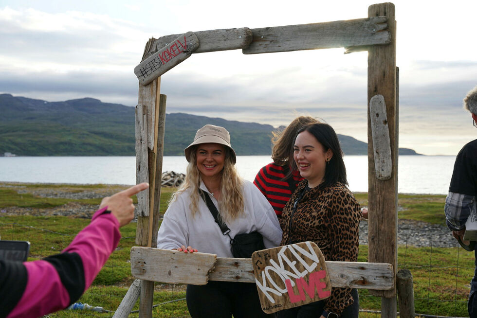Flere tok bilder sammen med den vakre fjorden i bakgrunnen.
 Foto: Hannah Persen