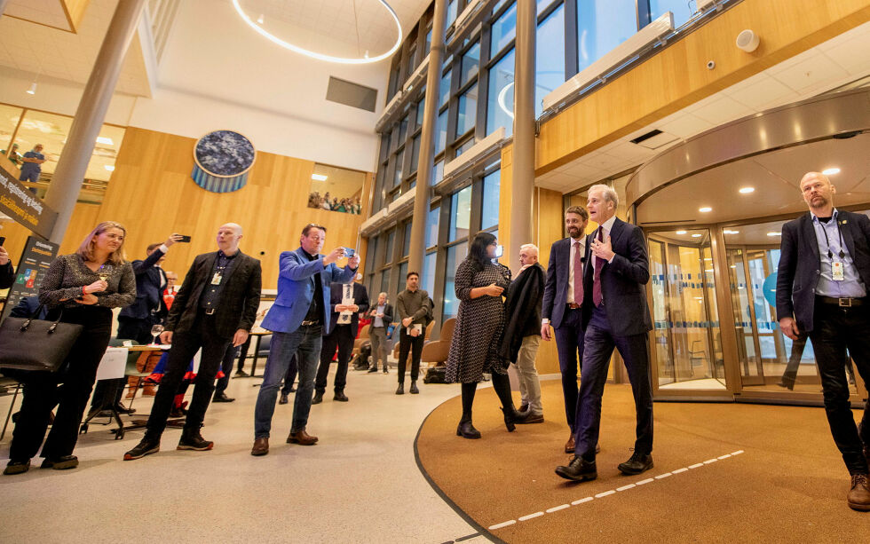 Da statsministeren kom inn døren på det nye sykehuset spøkte han med at han fikk lyst til å legge seg inn. 
– Det mener jeg selvfølgelig ikke, fordi jeg føler meg i beste velvære, men det får være en hyggelig anerkjennelse å få, presiserte han i talen etterpå.
 Foto: Cecilie Bergan Stuedal