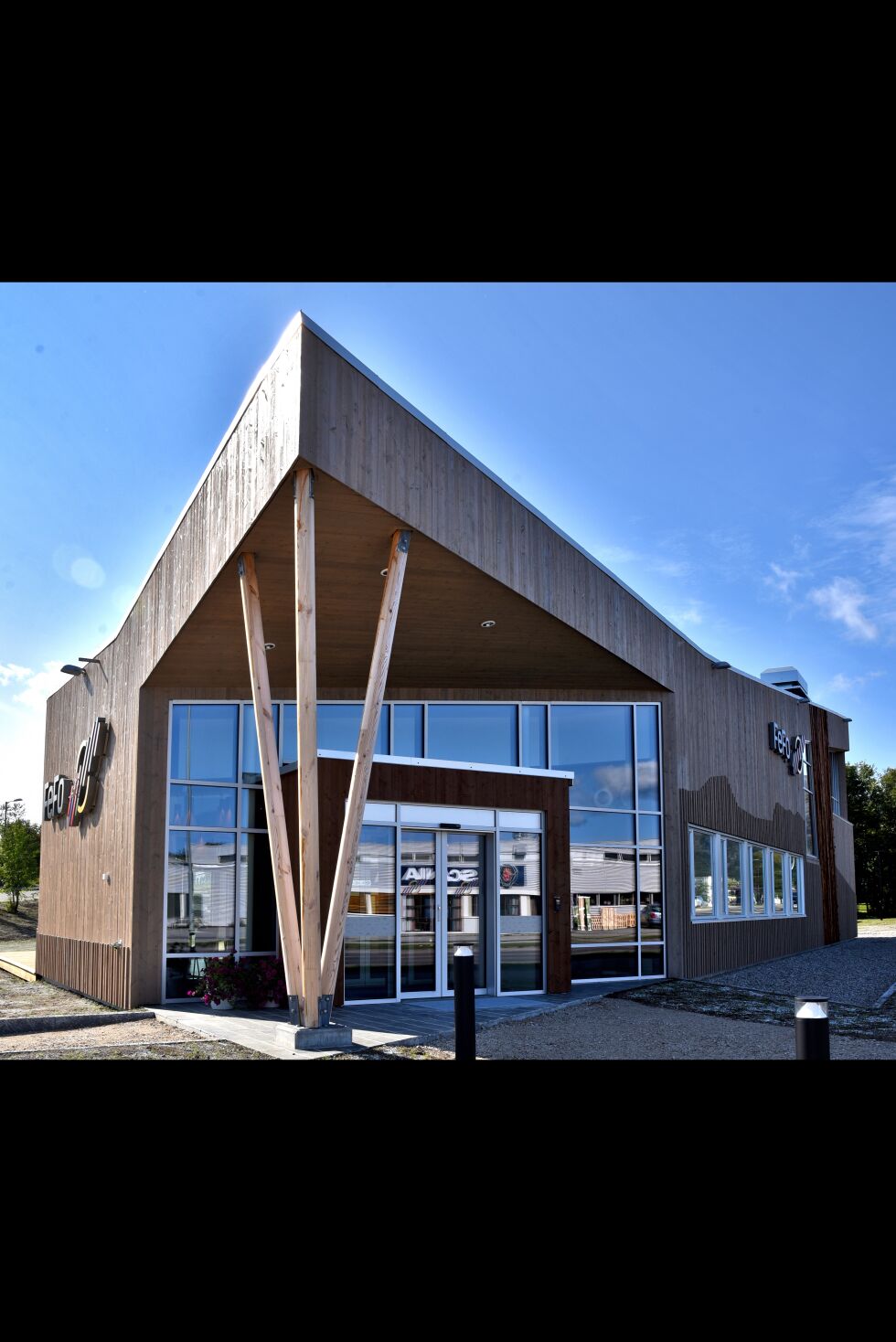 Inngangspartiet til FeFos nye hovedkontor i Lakselv midt i Finnmark, sentralt plassert ved E6.
 Foto: Henriette Lille