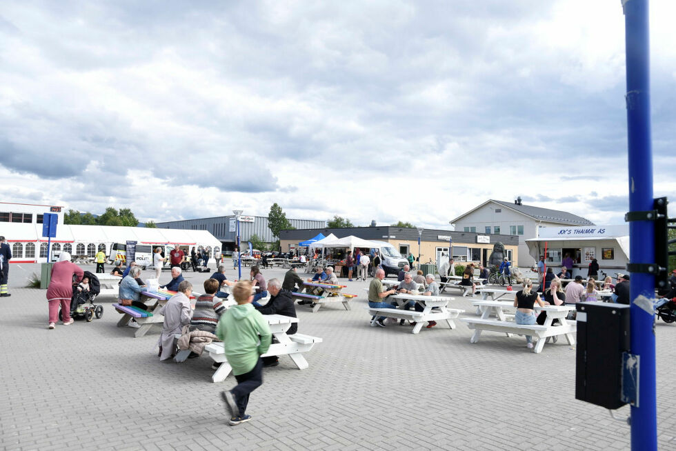 Porsangerdagene fredag tiltrakk seg både lokale og turister på gjennomfart i Lakselv.
 Foto: Oskar Melkeraaen Aas