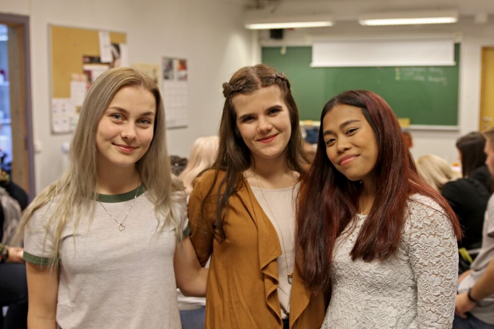 Det er kun fire elever ved frisørlinja på Kirkenes videregående skole i år. Her ser vi tre av dem, fra venstre Mona Bednarczyk (17) fra Bjørnevatn, Alicja Mazur (17) fra Båtsfjord og Sirirat Boncharoen (17) fra Tana. Alle vil de jobbe med hår når de er ferdige på frisørlinja, og til neste år må de se seg om etter lærlingeplasser.
 Foto: Silje L Kvammen