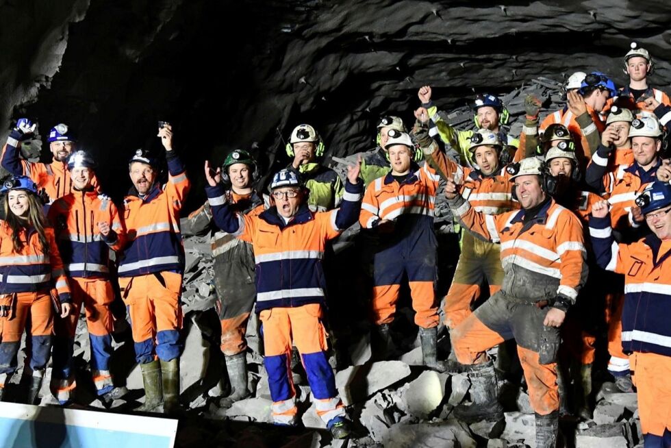 Det var stor jubel da Skanska fikk gjennomslag i den 3.500 meter lange tunnelen i mai i fjor, vel et år på overtid. Nå ser det ut til at tunnelen kan stå klar til jul.
 Foto: Irene Andersen