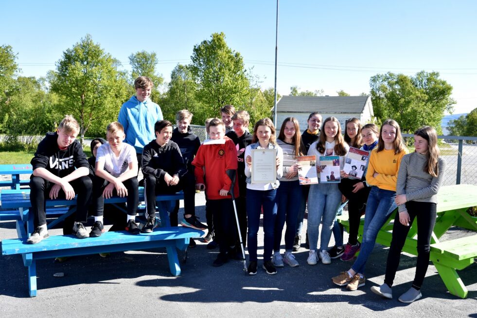 De på bildet fra Lakselv ungdomsskole i klassen 8B er Even Guttorm Andersen, Kenneth Josefsen Borgen, Sondre Golten, Sarah Karita Mikalsen Guttorm, Birk Johan Hansen, Luka Eideng Hansen, David Høybakken Johansen, Benjamin Aksel Dahle Jolma, Natalia Luma, Fredrik Mikalsen, Thea Nicolaisen, Ane Haugli Norderval, Ane Victoria Nygård, Karianne Olsen, Preben Nicolai Bjørkli Olsen, Maria Persen, Audhild Sandvik, Odin Skanke, Mika Johannes Solheim og Amanda Emilie Strand.
 Foto: Kristin Antonie Humstad