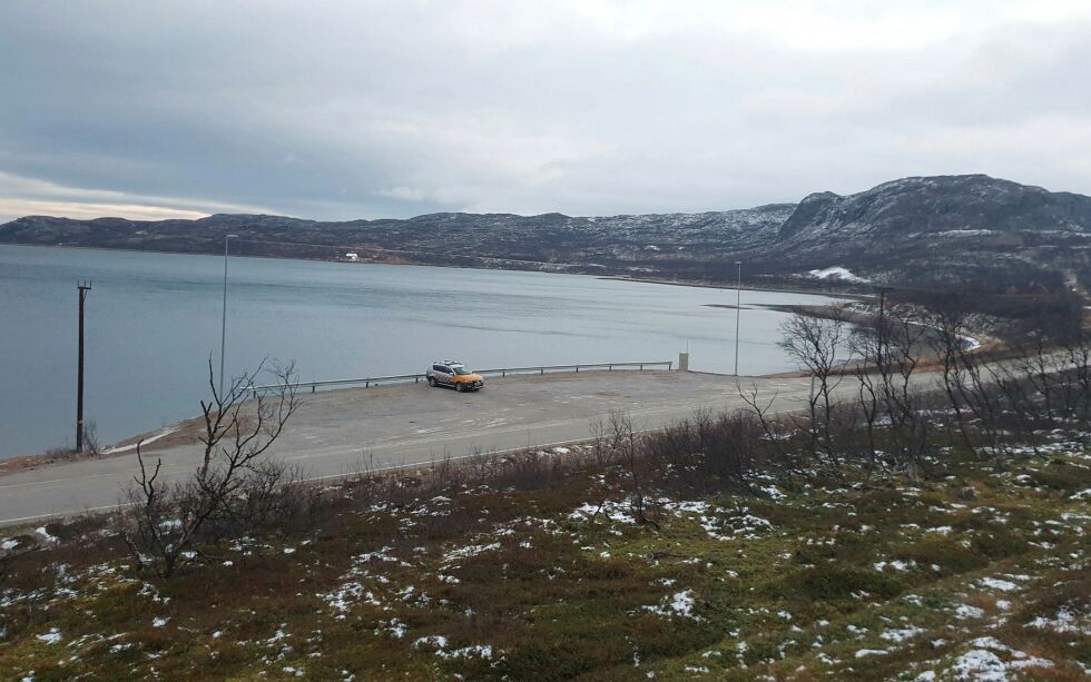 Oppstillingsplassen i Gandvik vil gi plass til store kjøretøy anledning g til å sko seg godt før de skal stige opp bakken i retning Varangerbotn.
FOTO: STATENS VEGVESEN