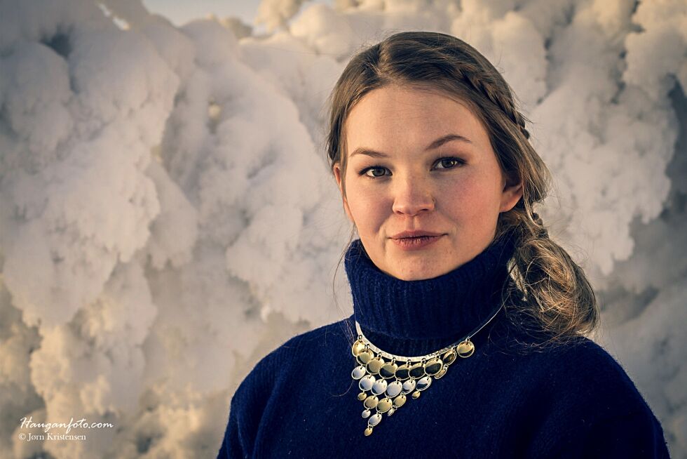 Sørsamiske Marja Helena Fjellheim Mortensson kommer.
 Foto: Jørn Kristensen