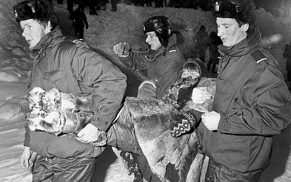 Po­li­ti­et fjer­net de­mon­stran­te­ne 14. ja­nu­ar 1981 i Stil­la. Fol­ke­ak­sjo­nen mot ut­byg­gin­ga av Alta-Kau­to­kei­no­vass­dra­get had­de or­ga­ni­sert en «lenkegjeng» for å sper­re for an­leggs­tra­fik­ken.
 Foto: Arkivfoto