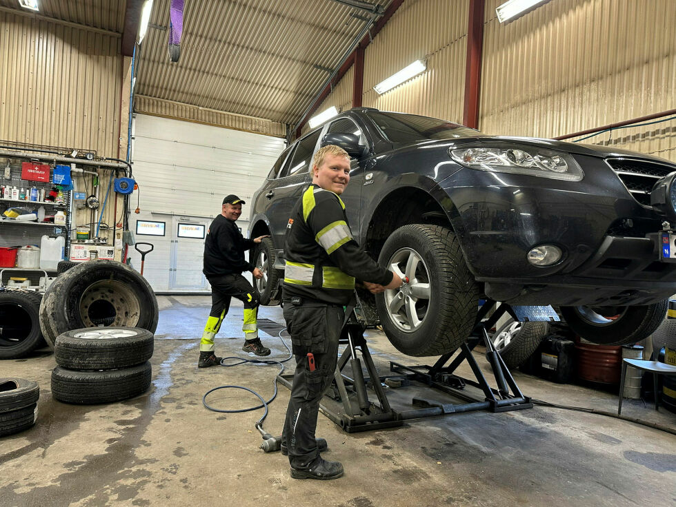 Mats Mikkola (nærmest) og Ketil Ingilæ på Hivand service på Hesseng har ikke eksakt oversikt hvor mange dekkskift det blir når vinteren kommer plutselig på folk.
 Foto: Hallgeir Henriksen